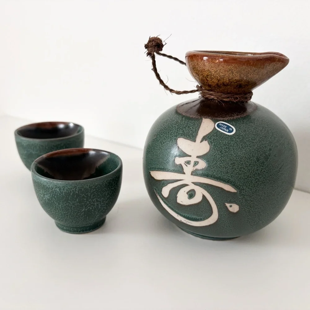 BNIB Vintage Ceramic Sake Set – Bottle + 2 Cups (New in Box), Made in Japan - Picture 6 of 7